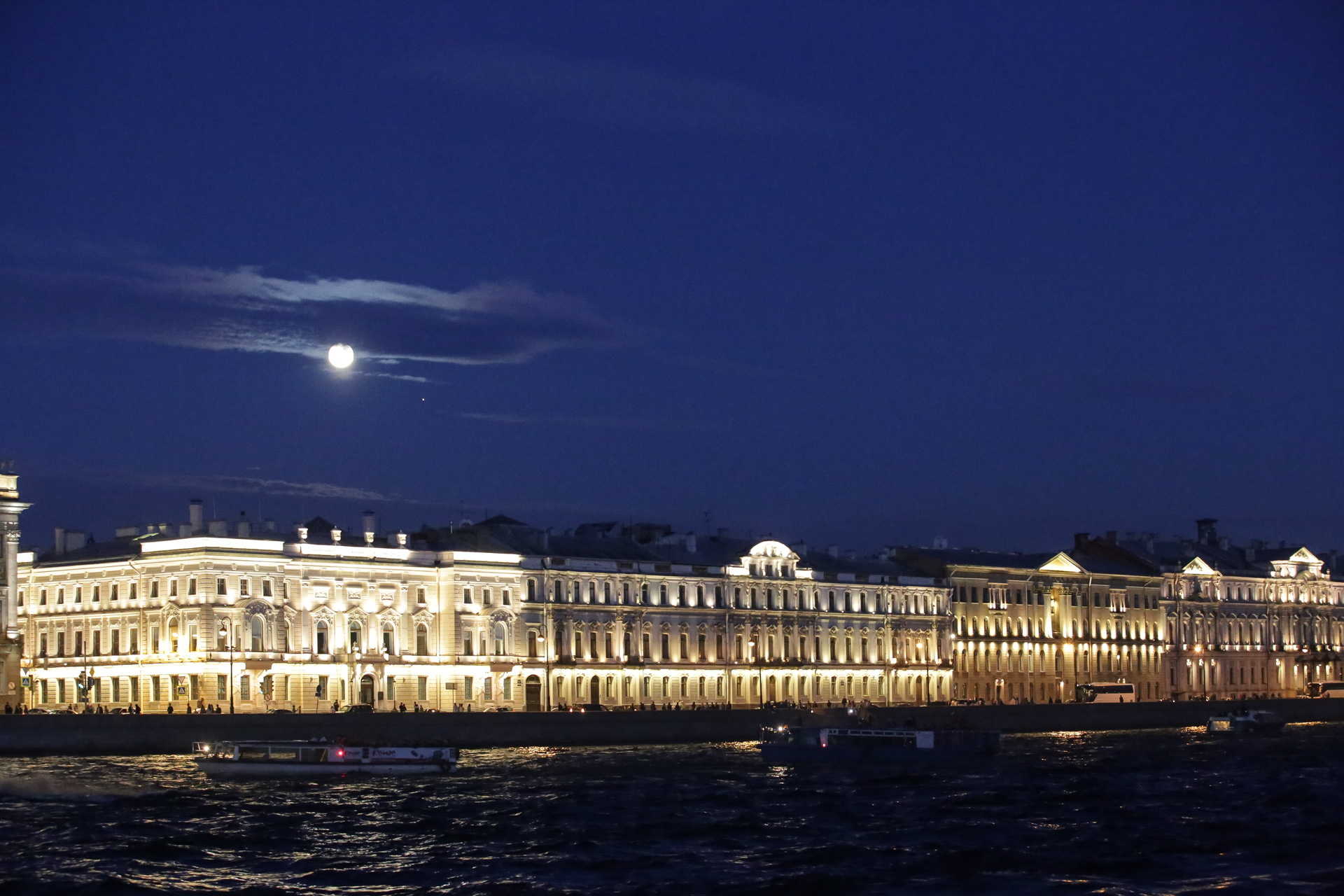 La lune (et Jupiter, en bas à droite) illumine la Neva