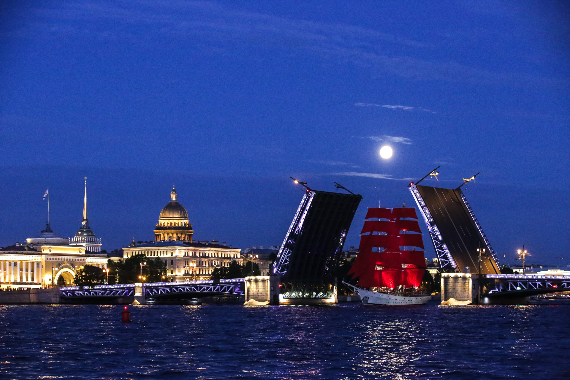 navire aux voiles rouges passe sous le pont Dvortsory