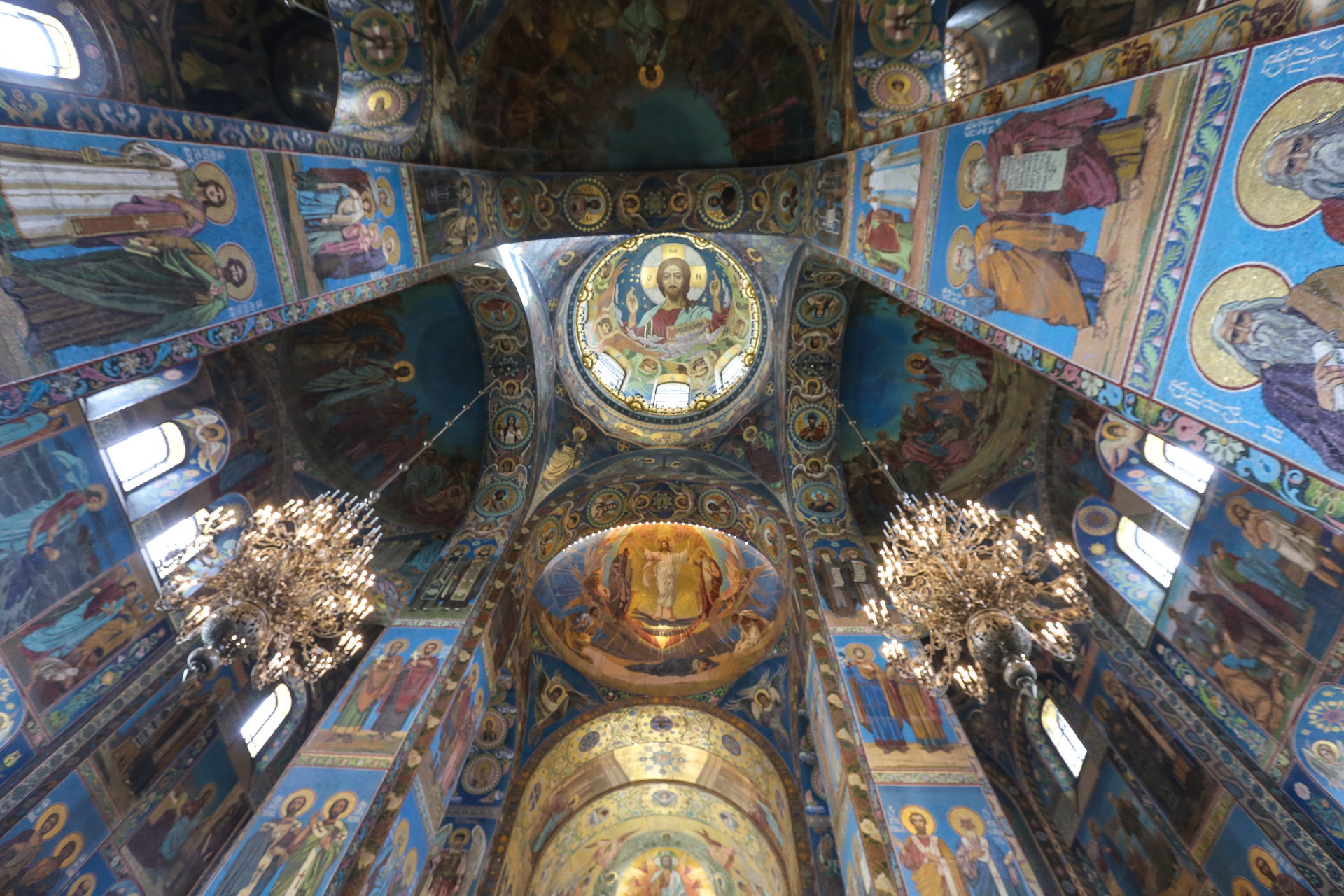 Intérieur de l’église du Saint Sauveur sur le sang versé