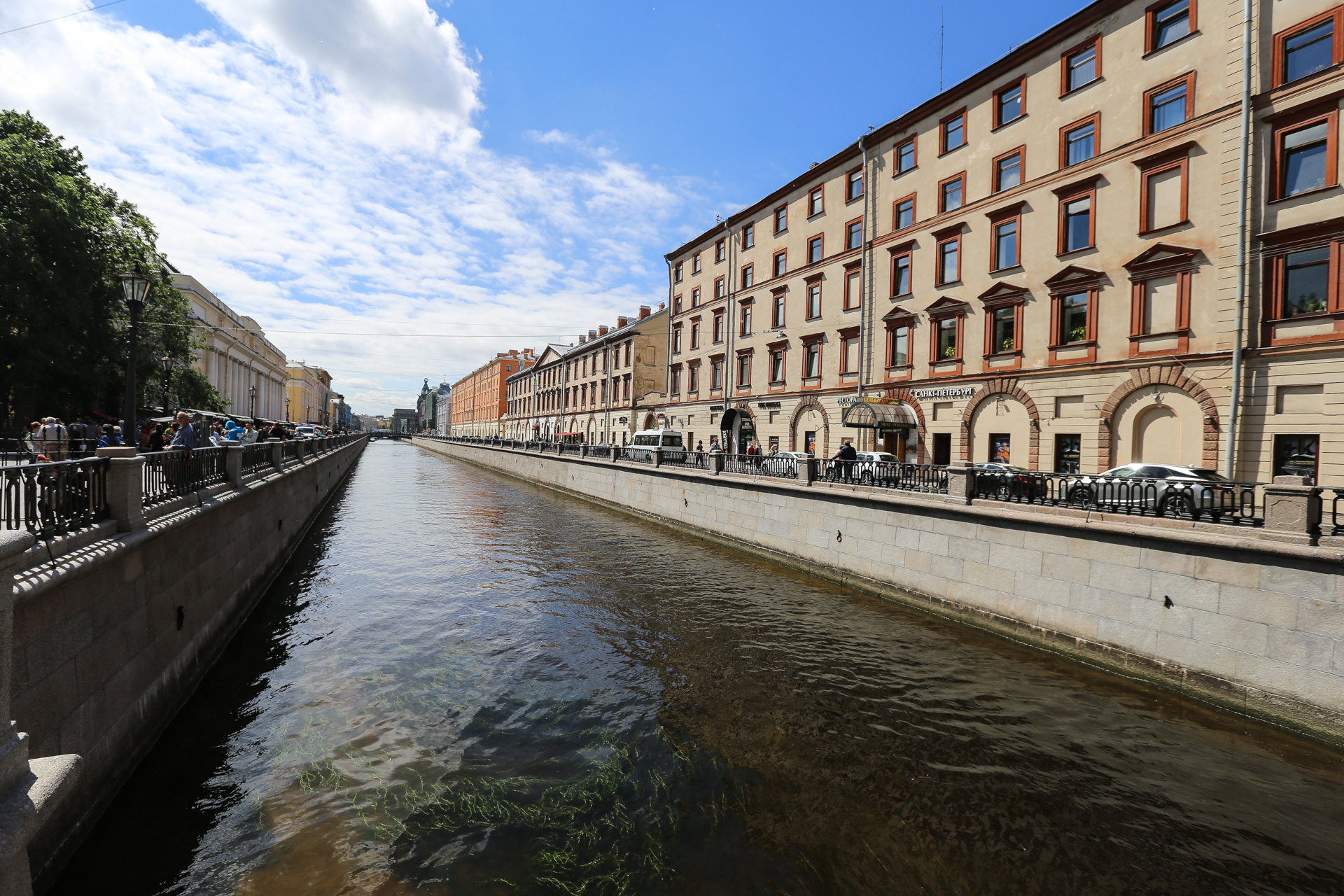 Devant l’église, un canal 