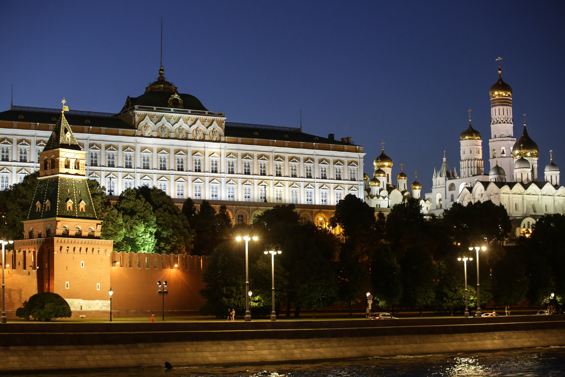 Le Grand Palais du Kremlin et à droite le clocher d’Ivan et le Grand Beffroi