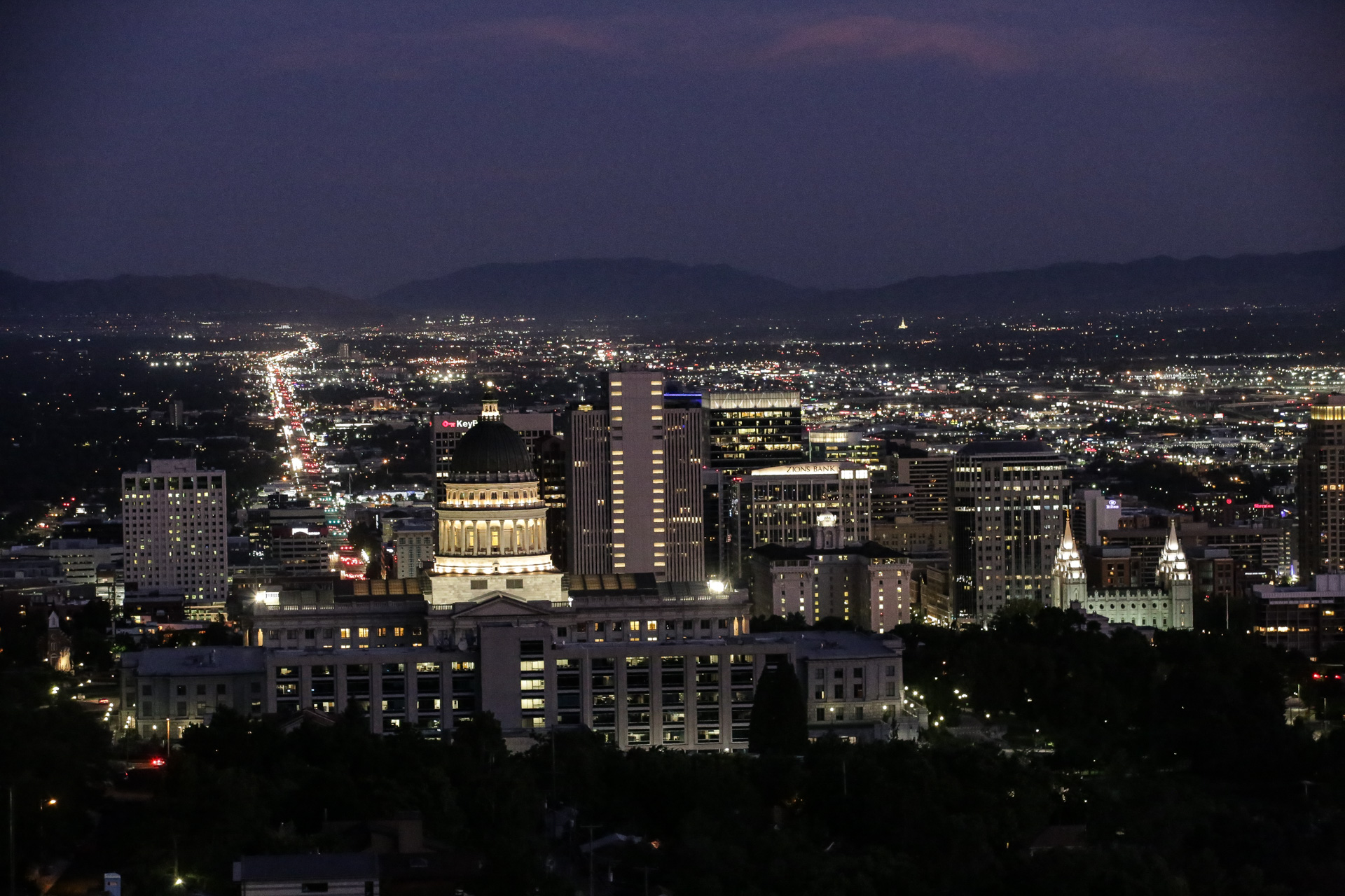 La nuit tombe sur le centre de Salt Lake