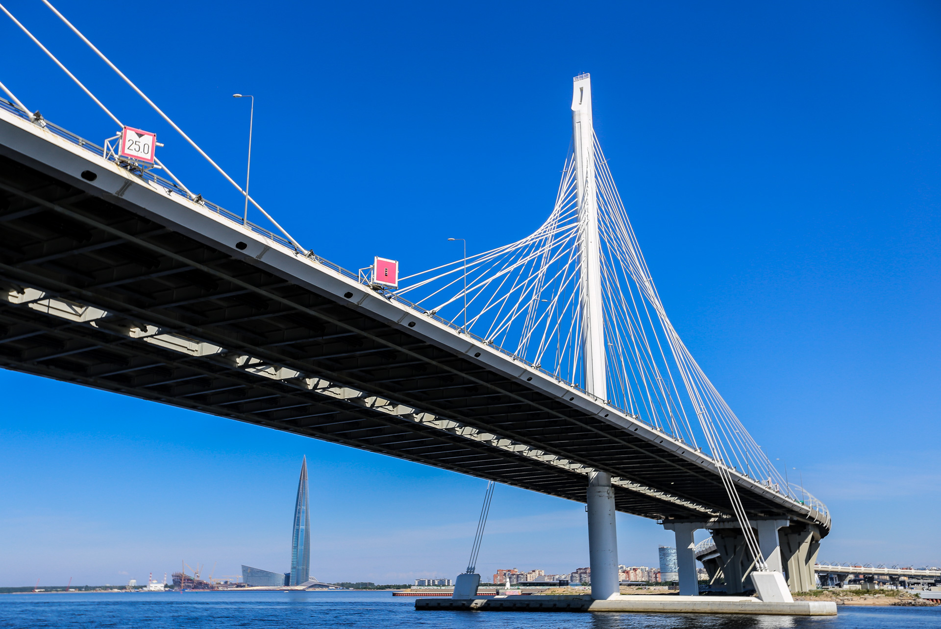 La tour Gazprom et le dernier pont sur la Neva