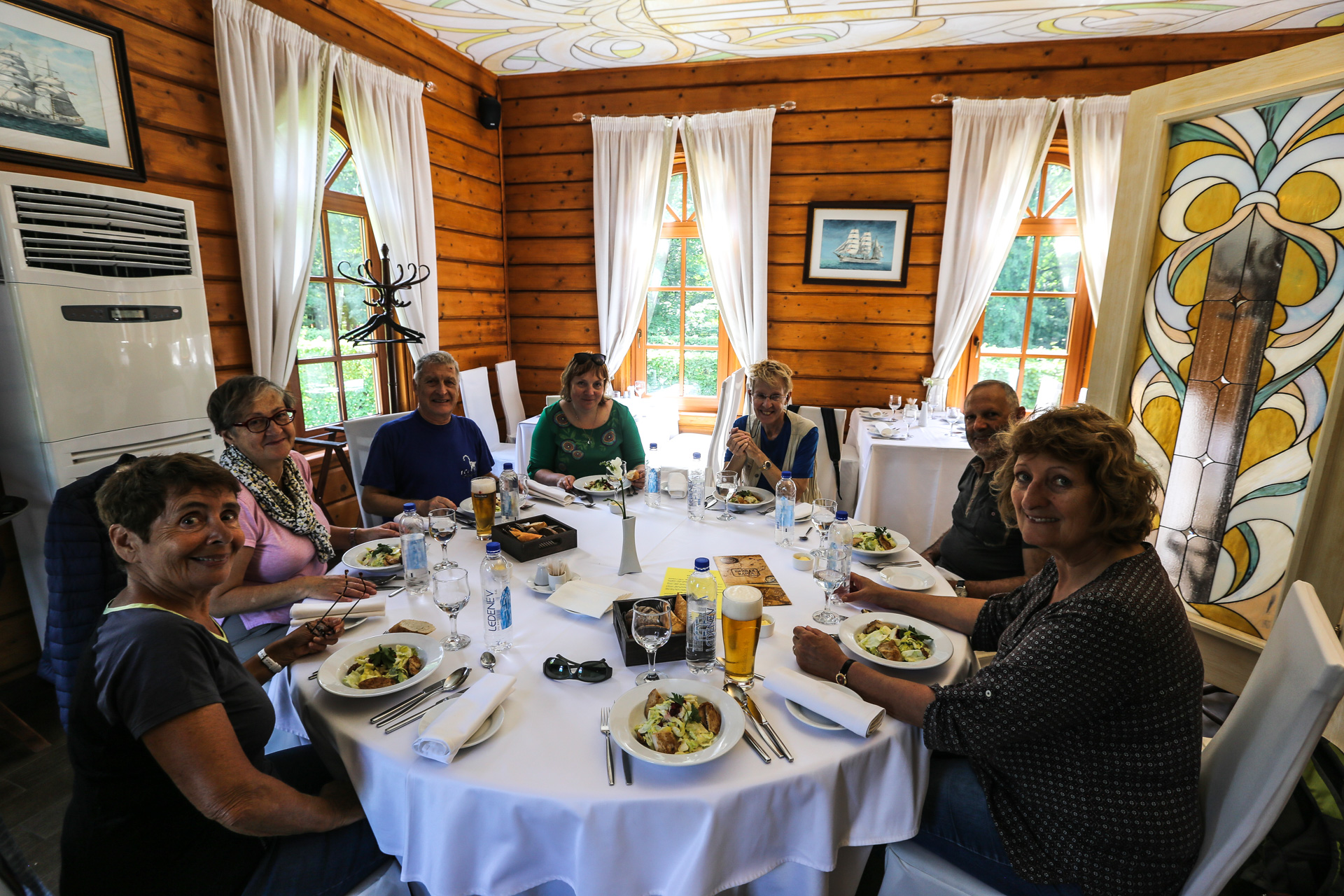 Un lunch très chic servi dans un restaurant dans le parc de Peterhof