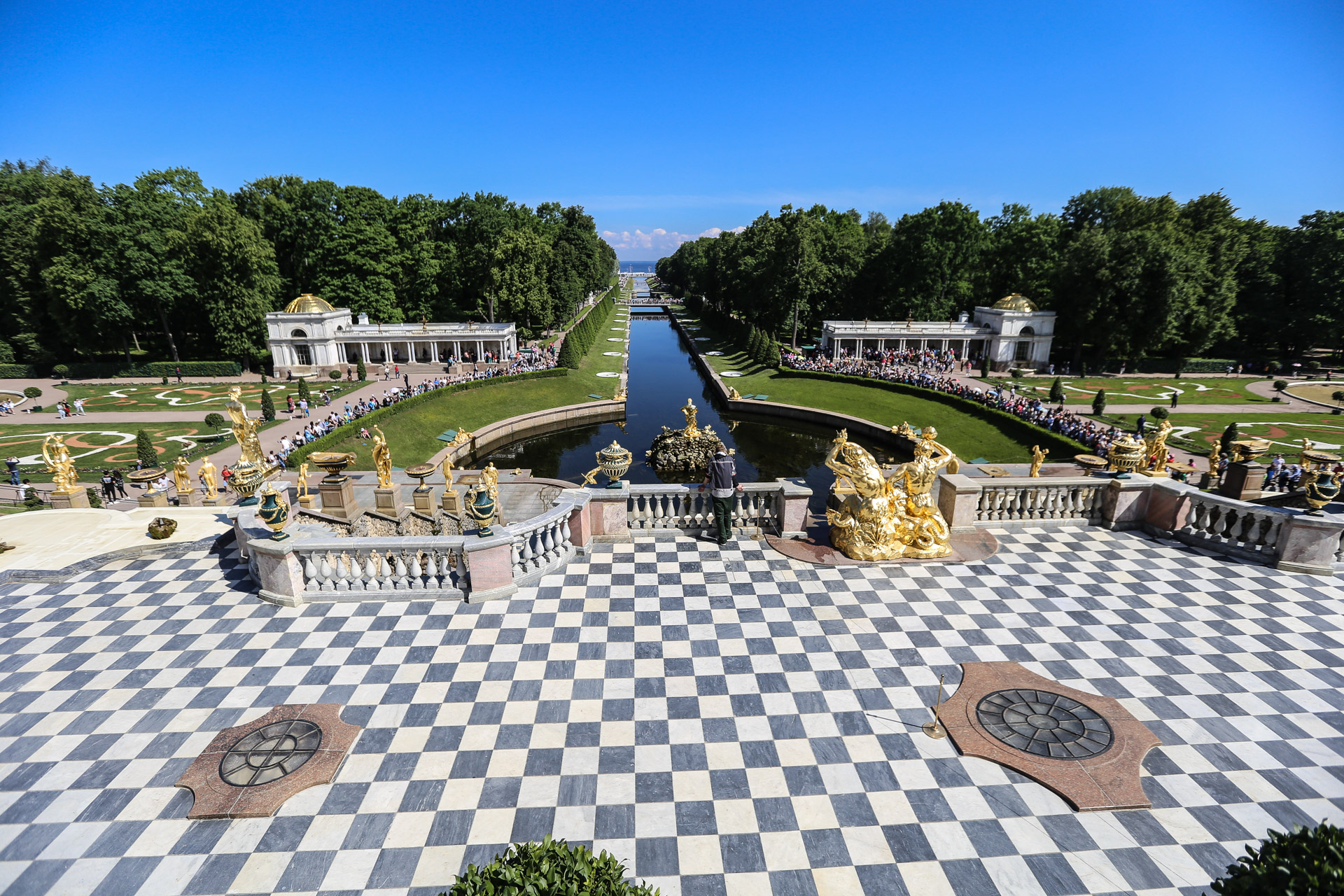 Depuis l’esplanade devant le Grand Palais, vue sur le canal maritime