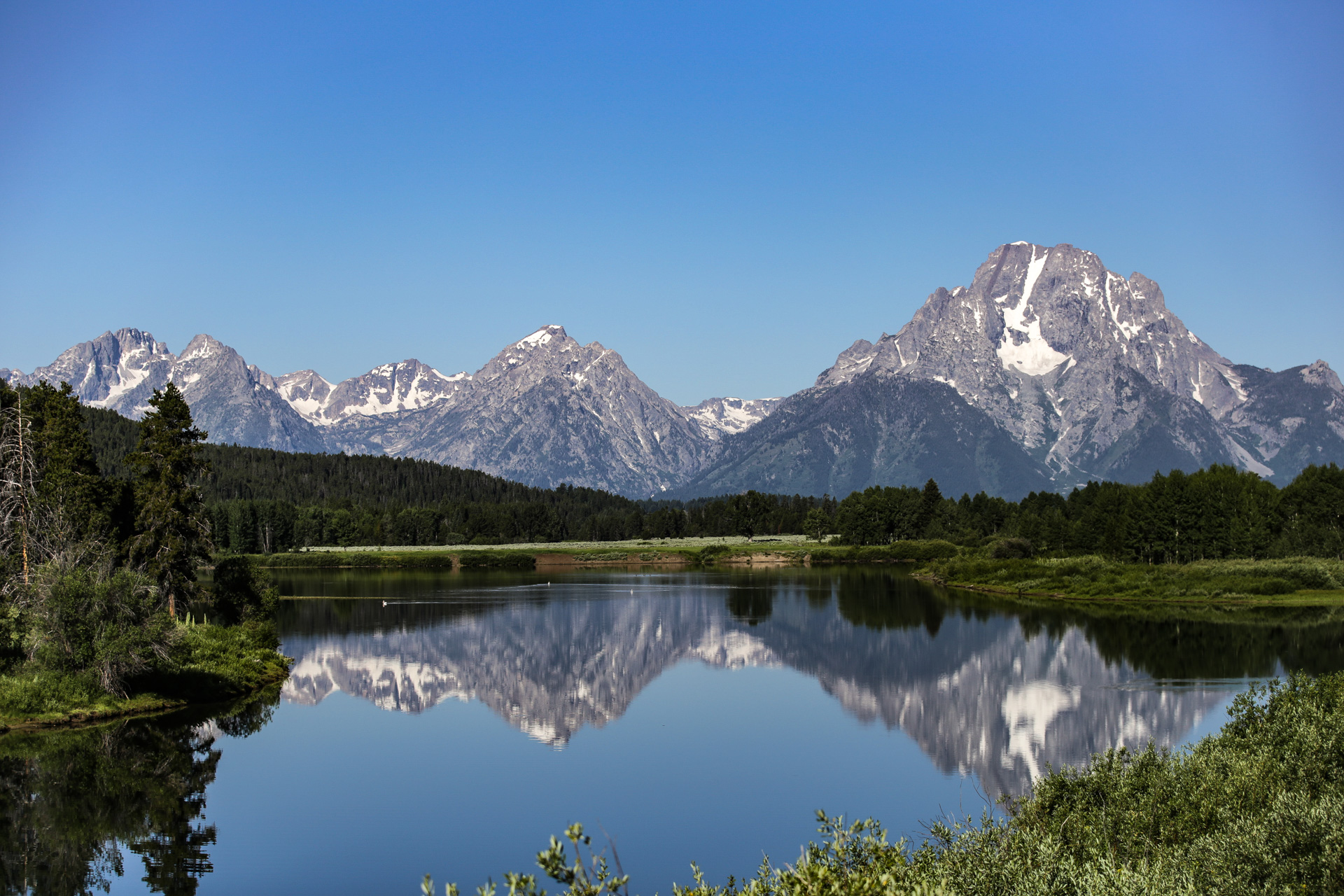 Massif Grand Tetons se reflète dans un petit lac