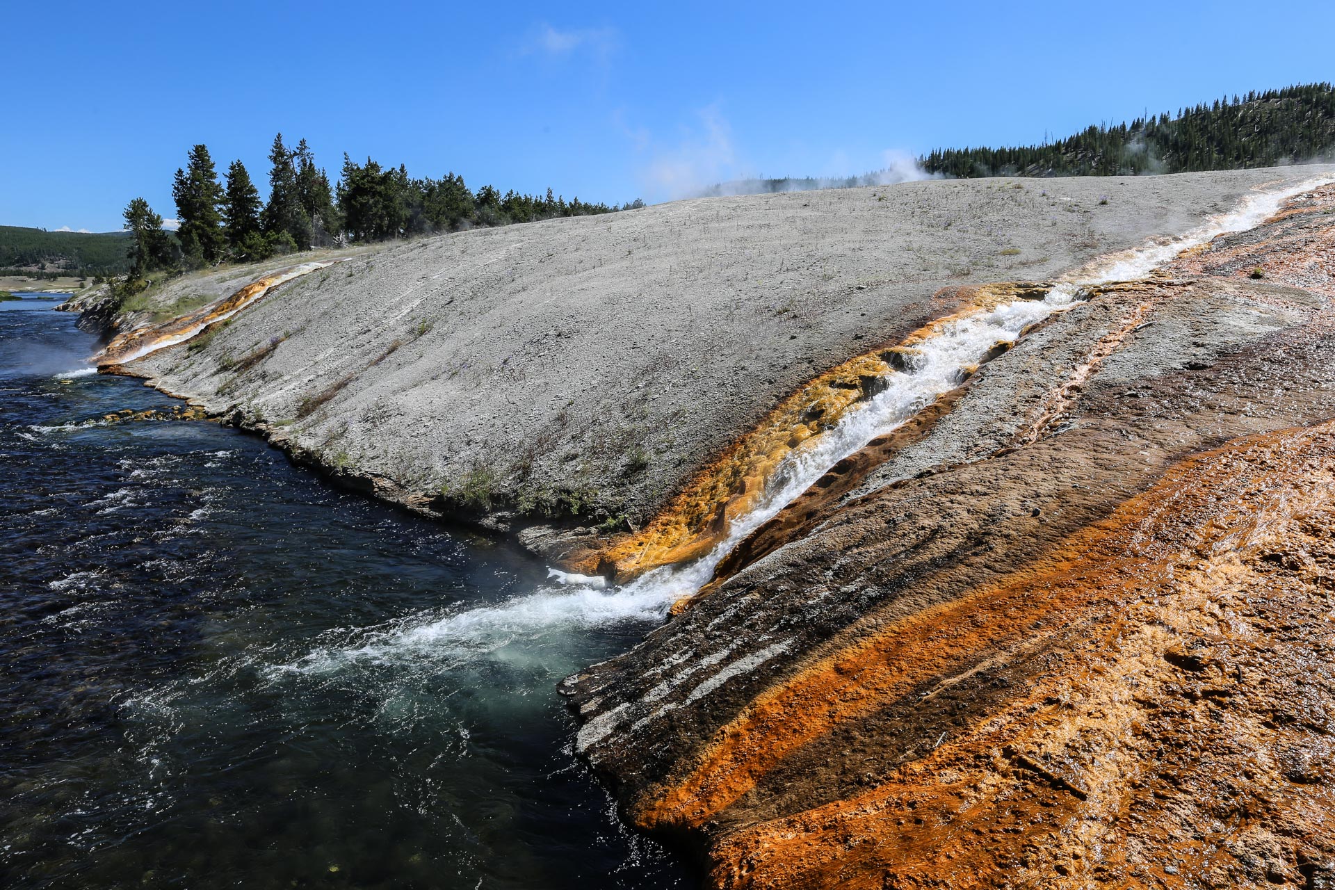  la Firehole River. Midway Geyser Basin