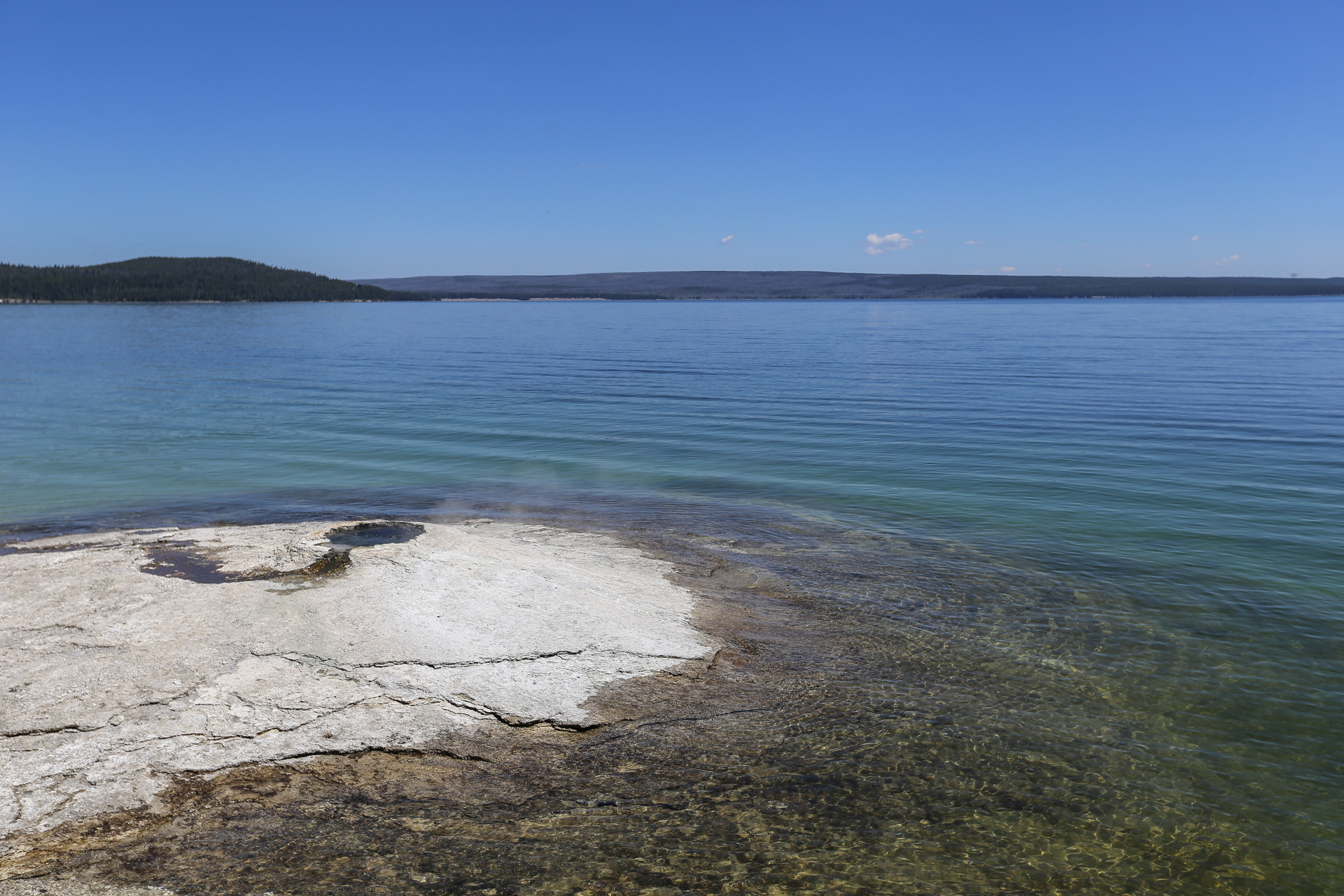 Petit geyser de West Thumb, au bord du Yellowstone Lake