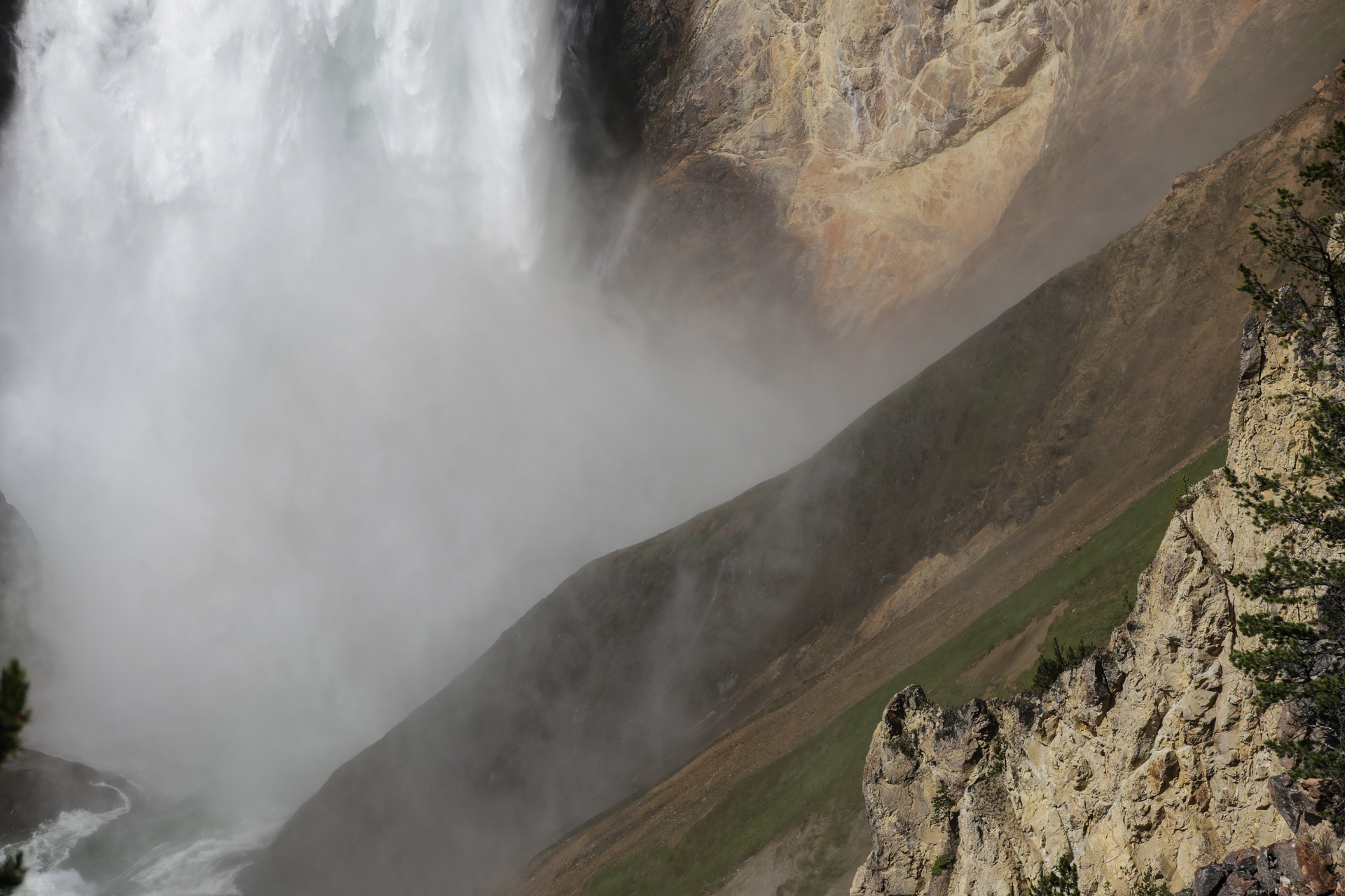 Pied des chutes Lower Falls descente sur Red Rocks