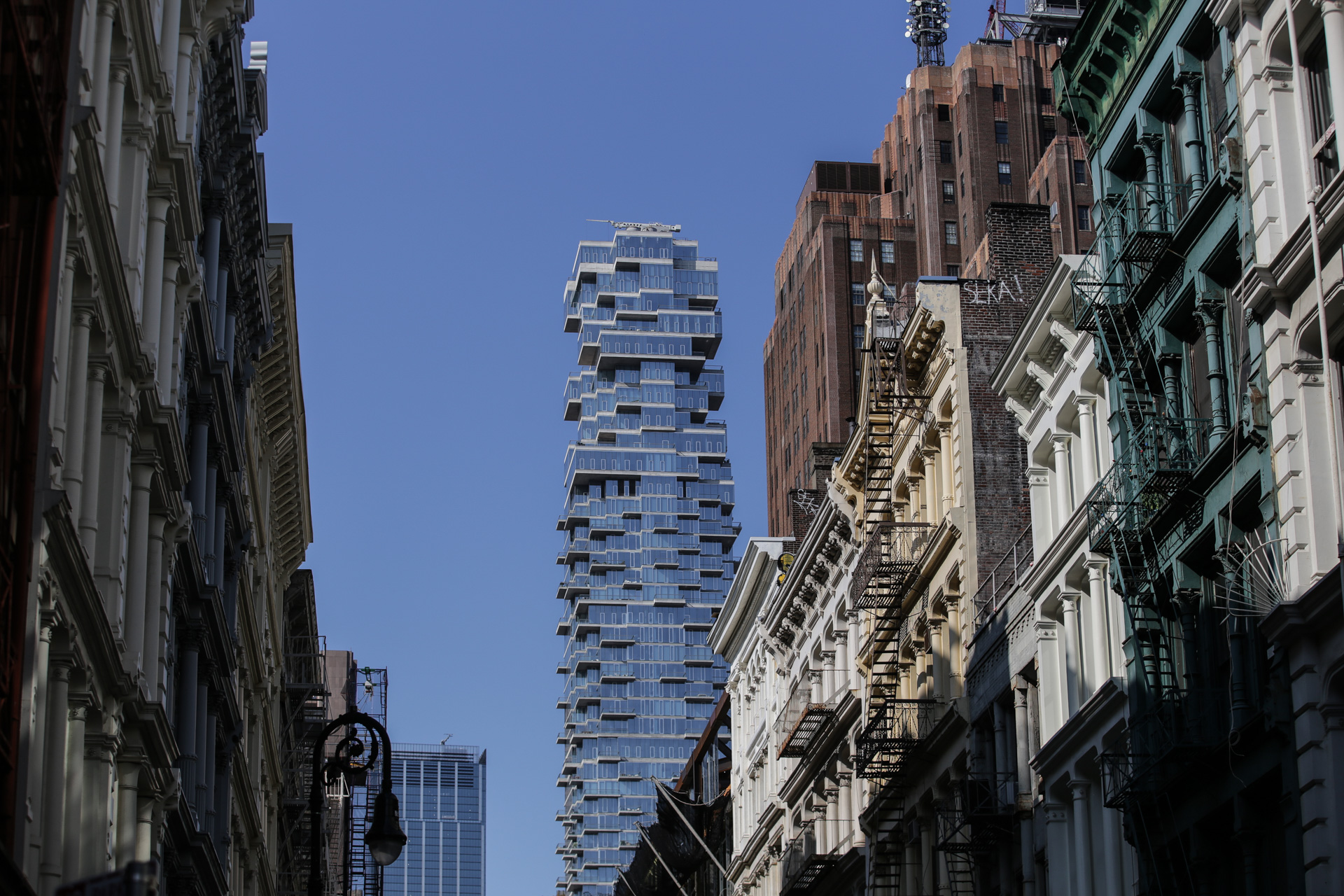 Au-dessus des immeubles classés de SOHO, des tours quartier de la finance