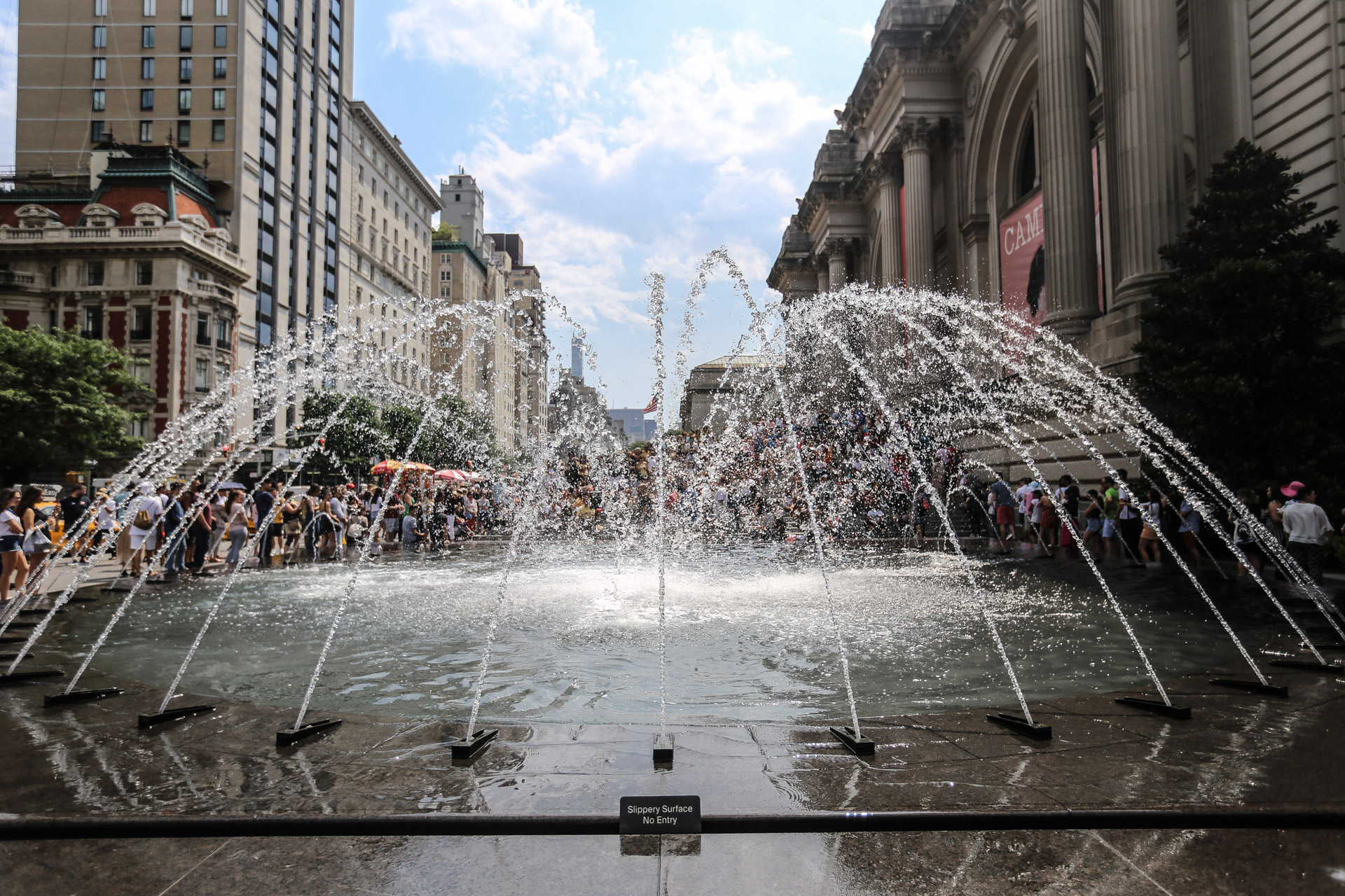 La fontaine devant les marches conduisant au MET