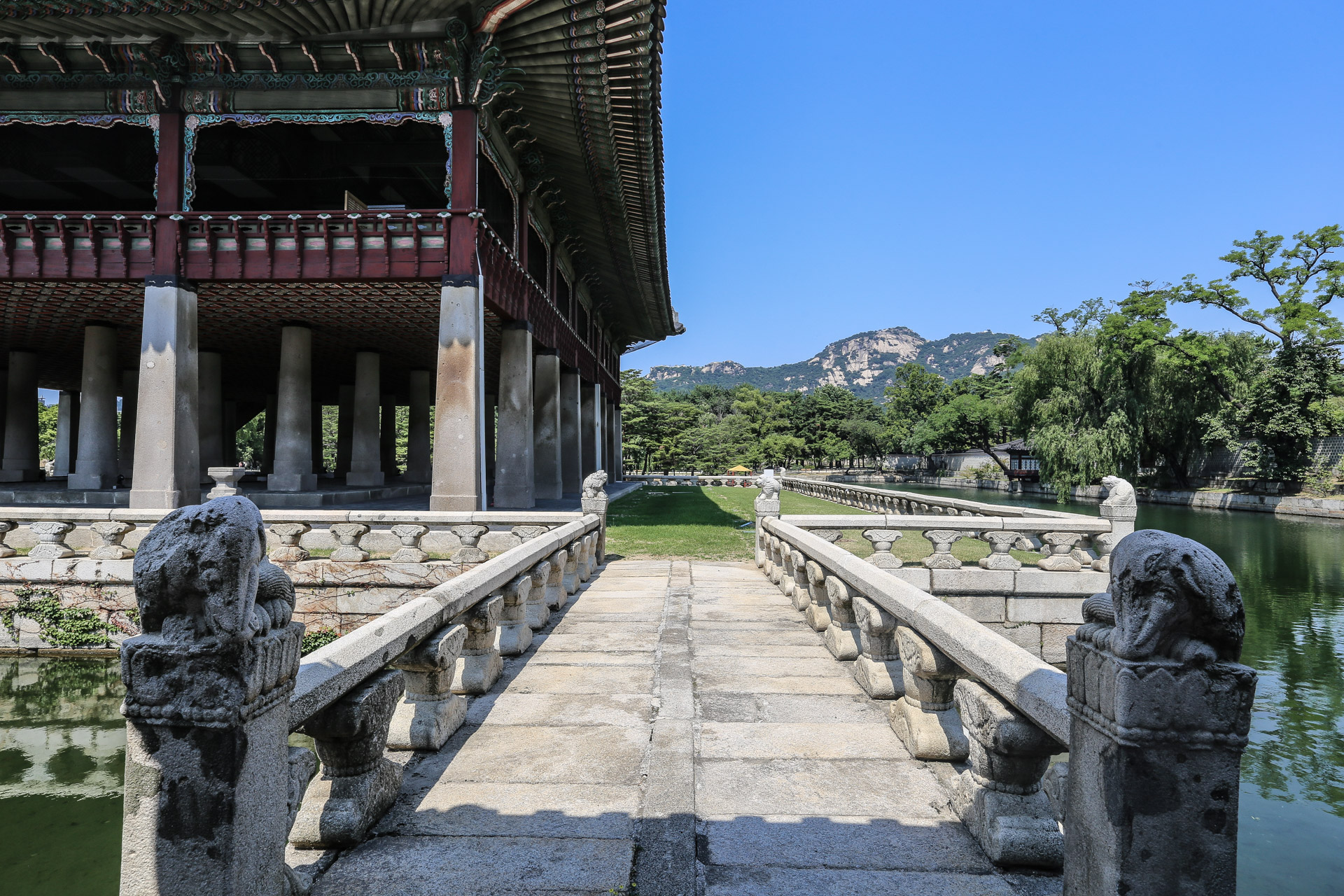 Accès latéral au Geunjeongjeon