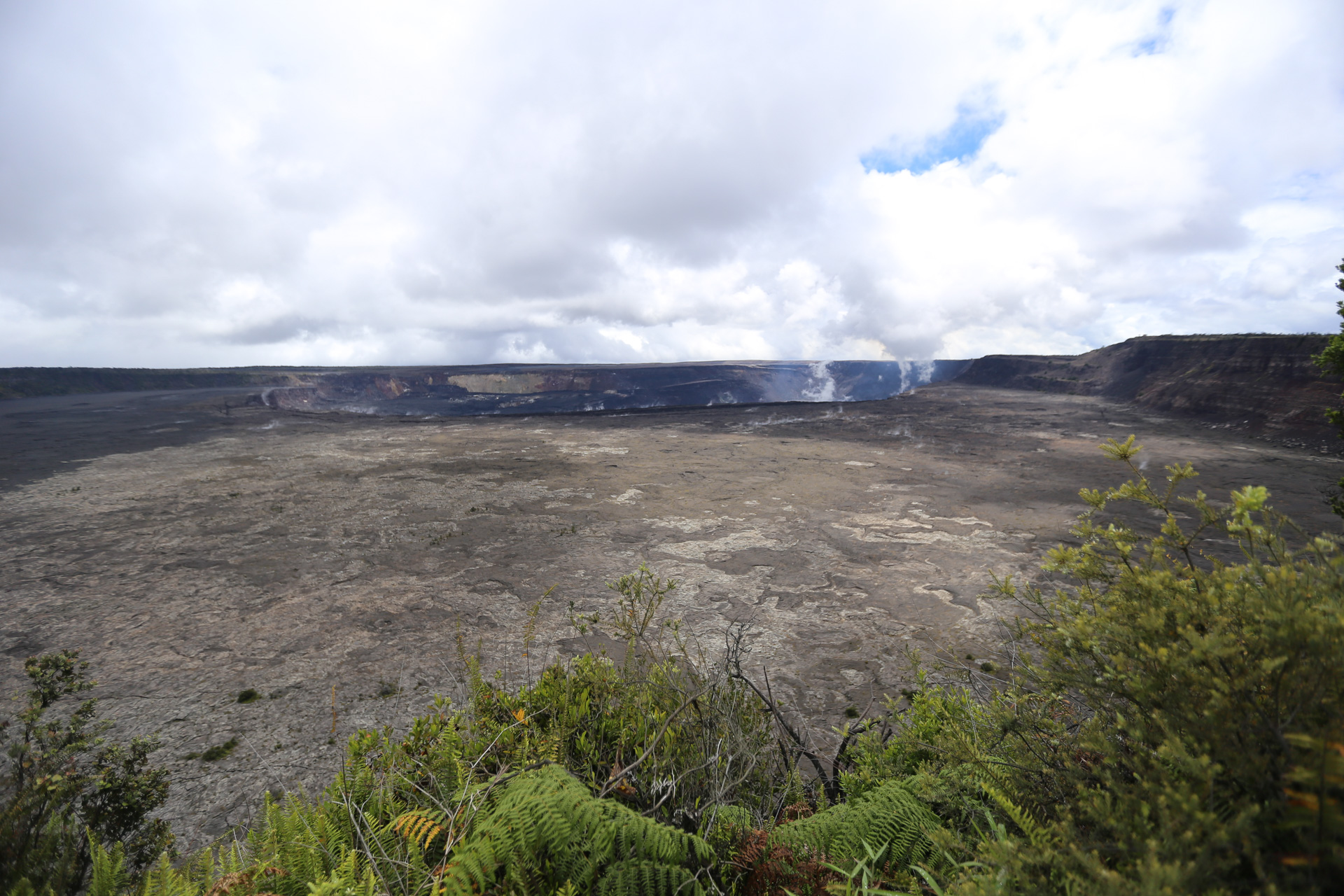 Depuis le Crater Rim Trail, vue sur la caldera de Kilauea