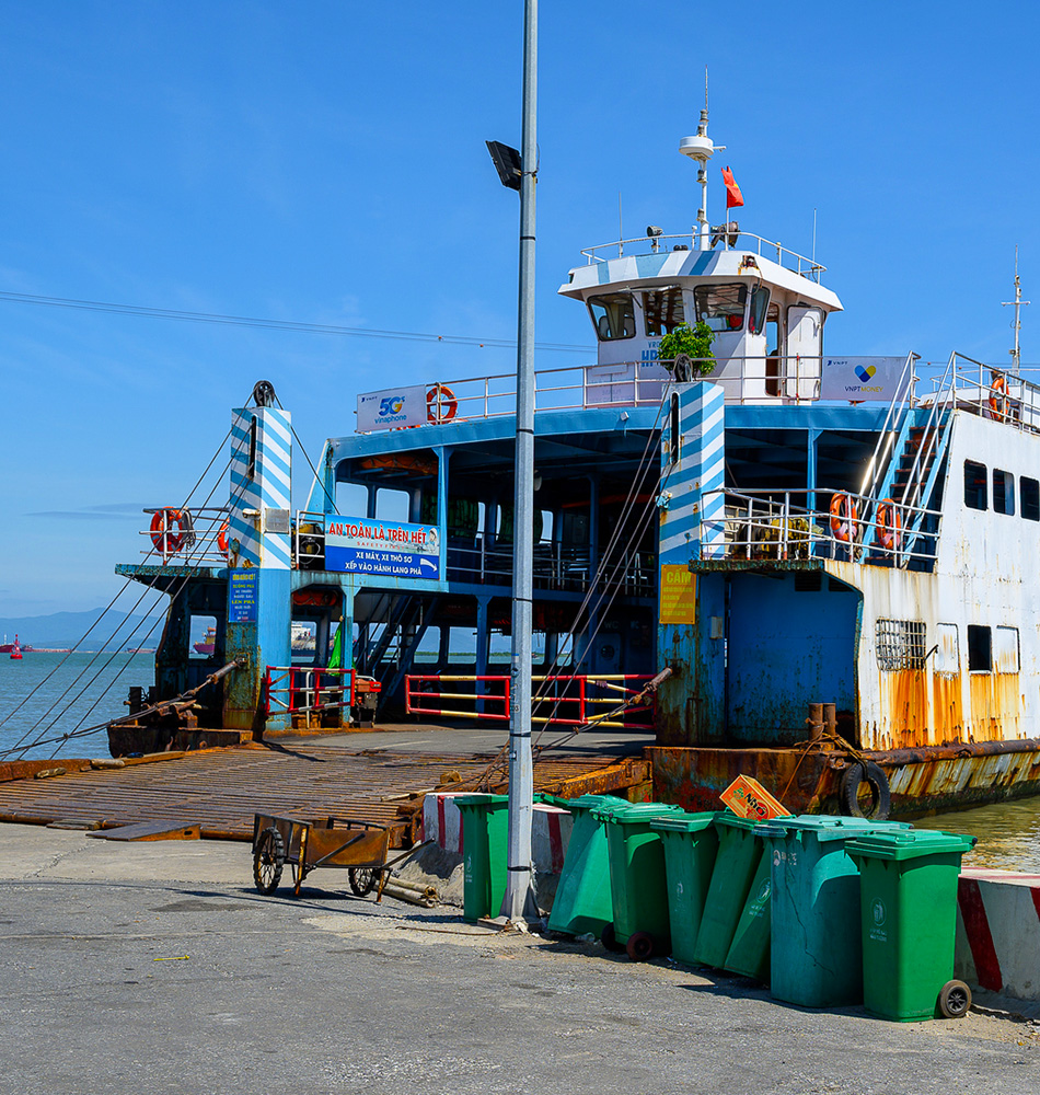 ferry qui relie l'ile de Cát Bà