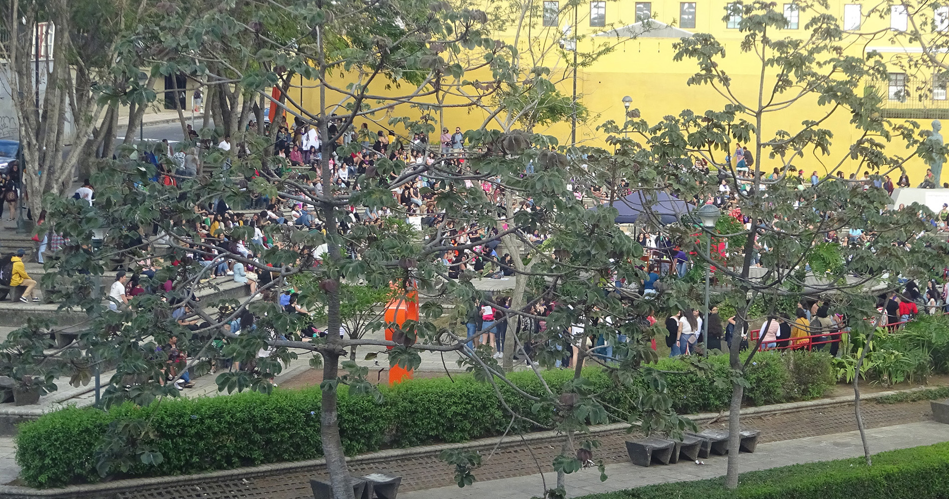 Vue sur la place de la démocratie où a lei un rassemblement pour la journée de la femme depuis le musée de Jade