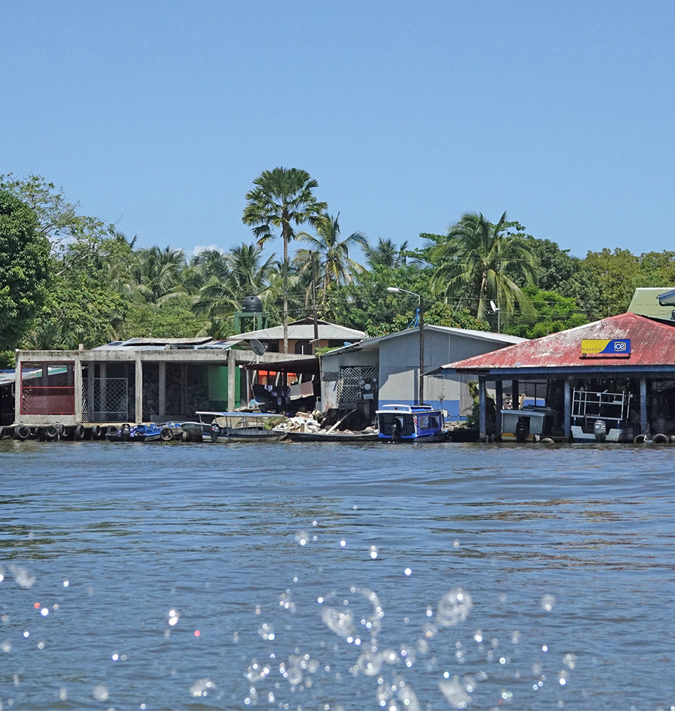 Le village de Tortuguero au bord du canal