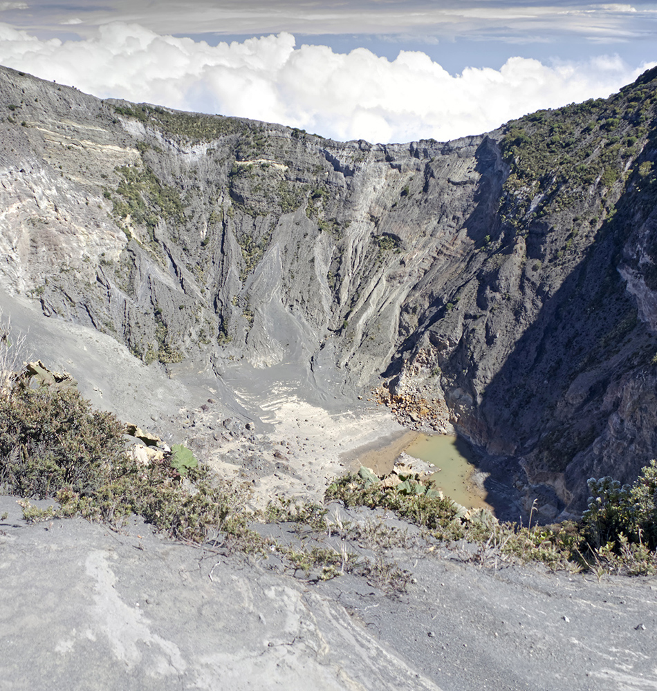 En fin de saison sèche le lac de cratère émeraude se limite à une petite mare