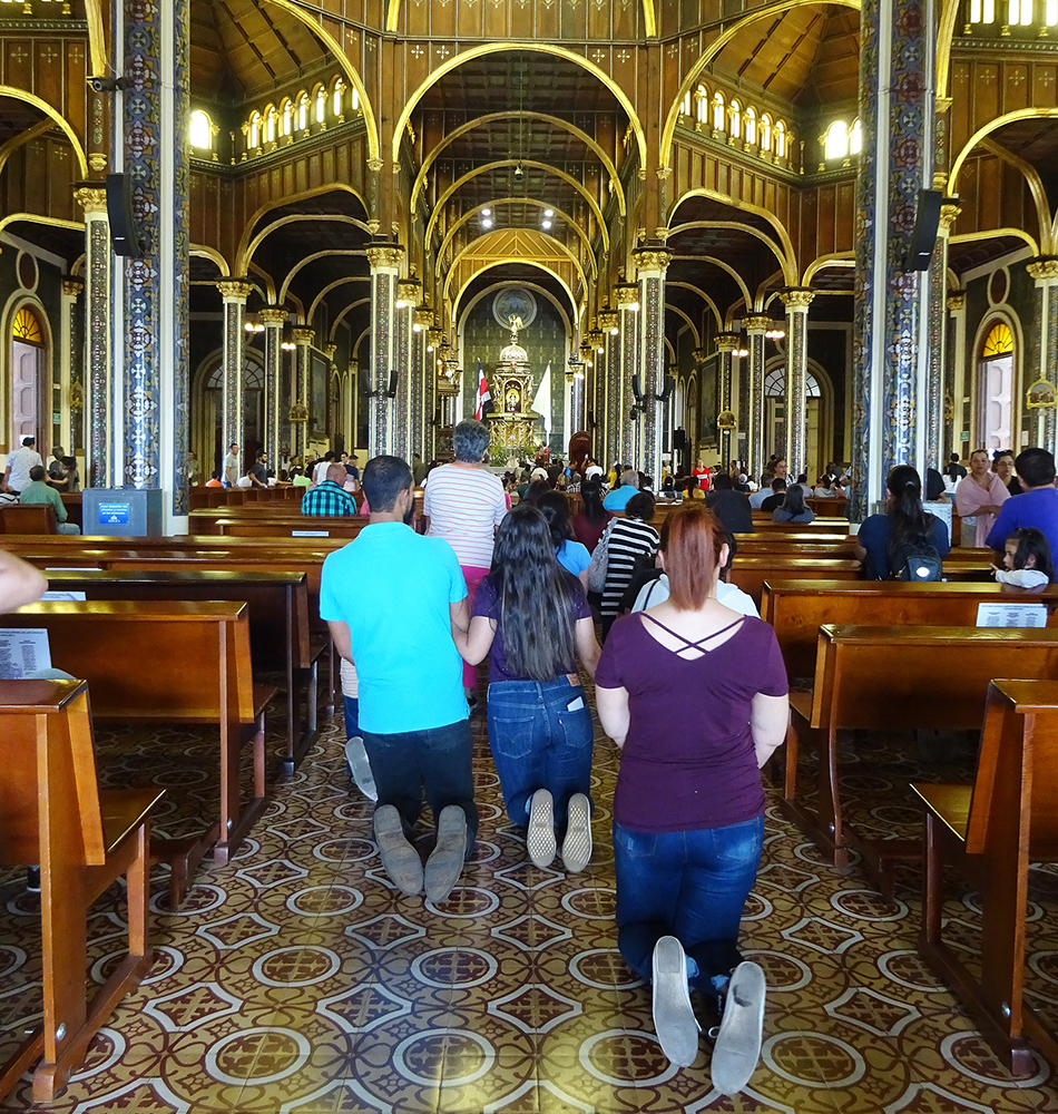 Les pénitents remontent la nef à genoux - Basilique Notre Dame de Los Angeles