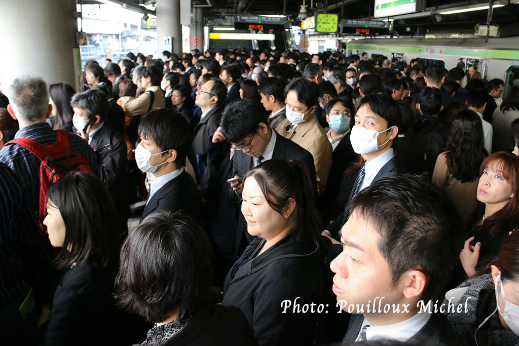 Salarymen dans la gare de Shinagawa, Tokyo