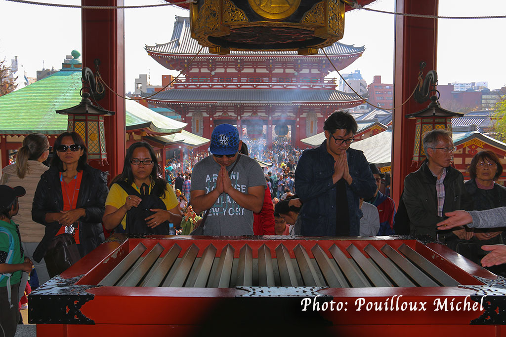 Séance de prière au Senso-ji, Asakusa