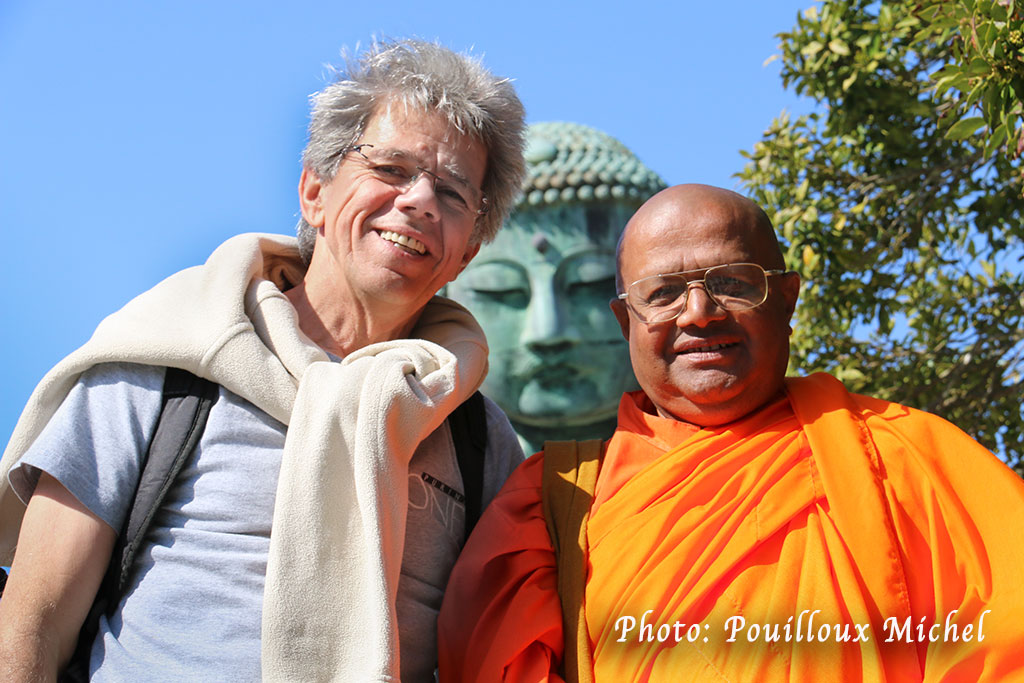 Luciano Lepre et un moine bouddhiste, devant le Grand Bouddha