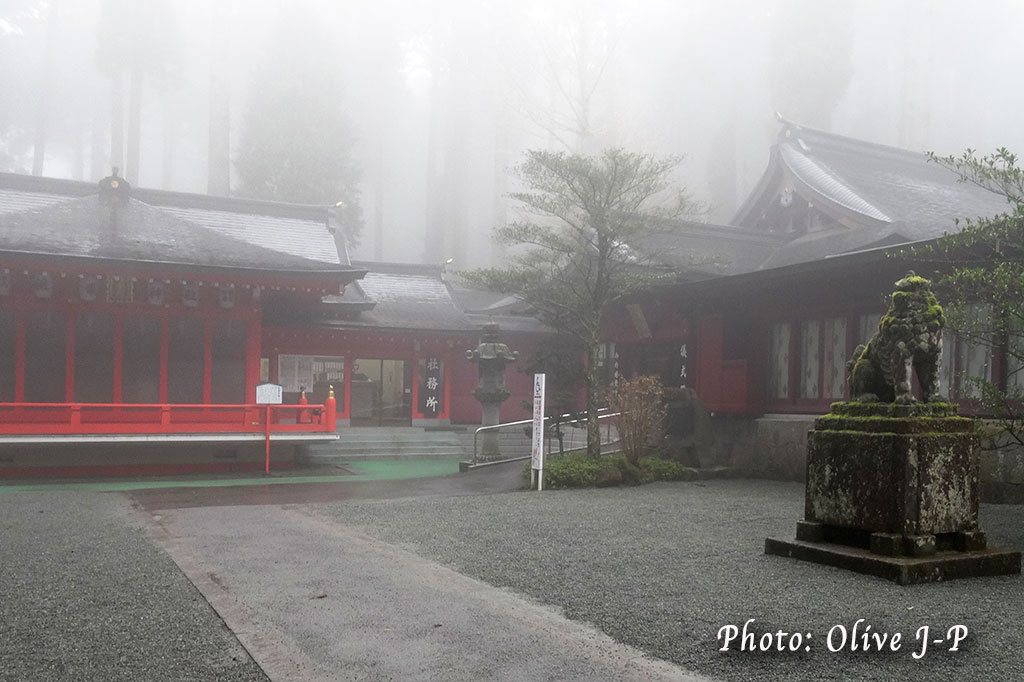 Le sanctuaire de Hakone dans le brouillard