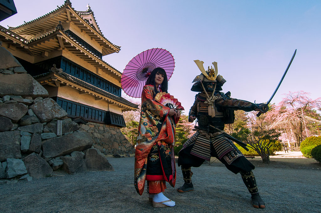 En costume traditionnel dans le Château de Matsumoto