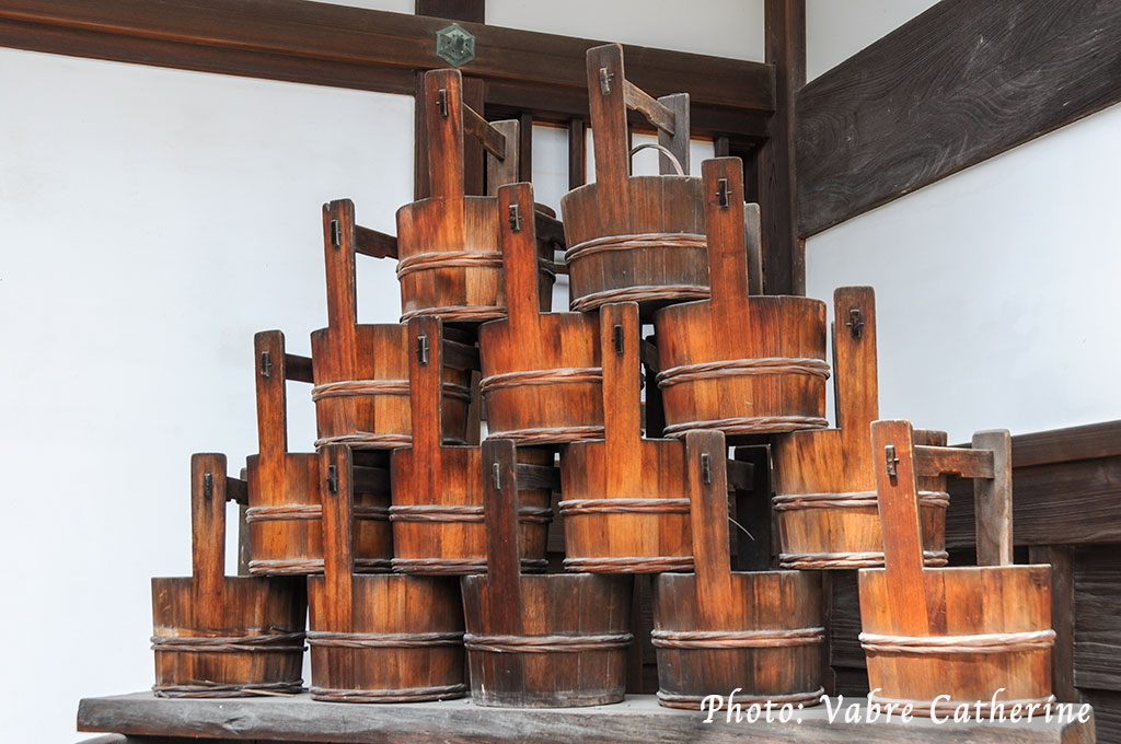 Pile de Oke, le seau d'eau traditionnel japonais, Kyoto 