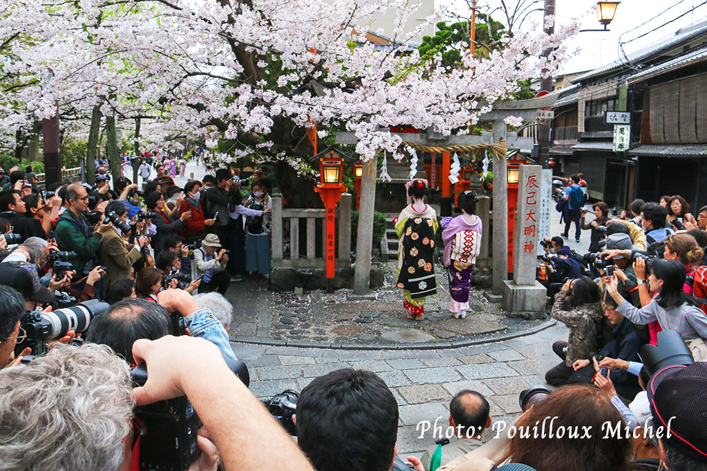 Une Geisha et une Mayko (apprentie geisha) se livrent aux photographes, Kyoto