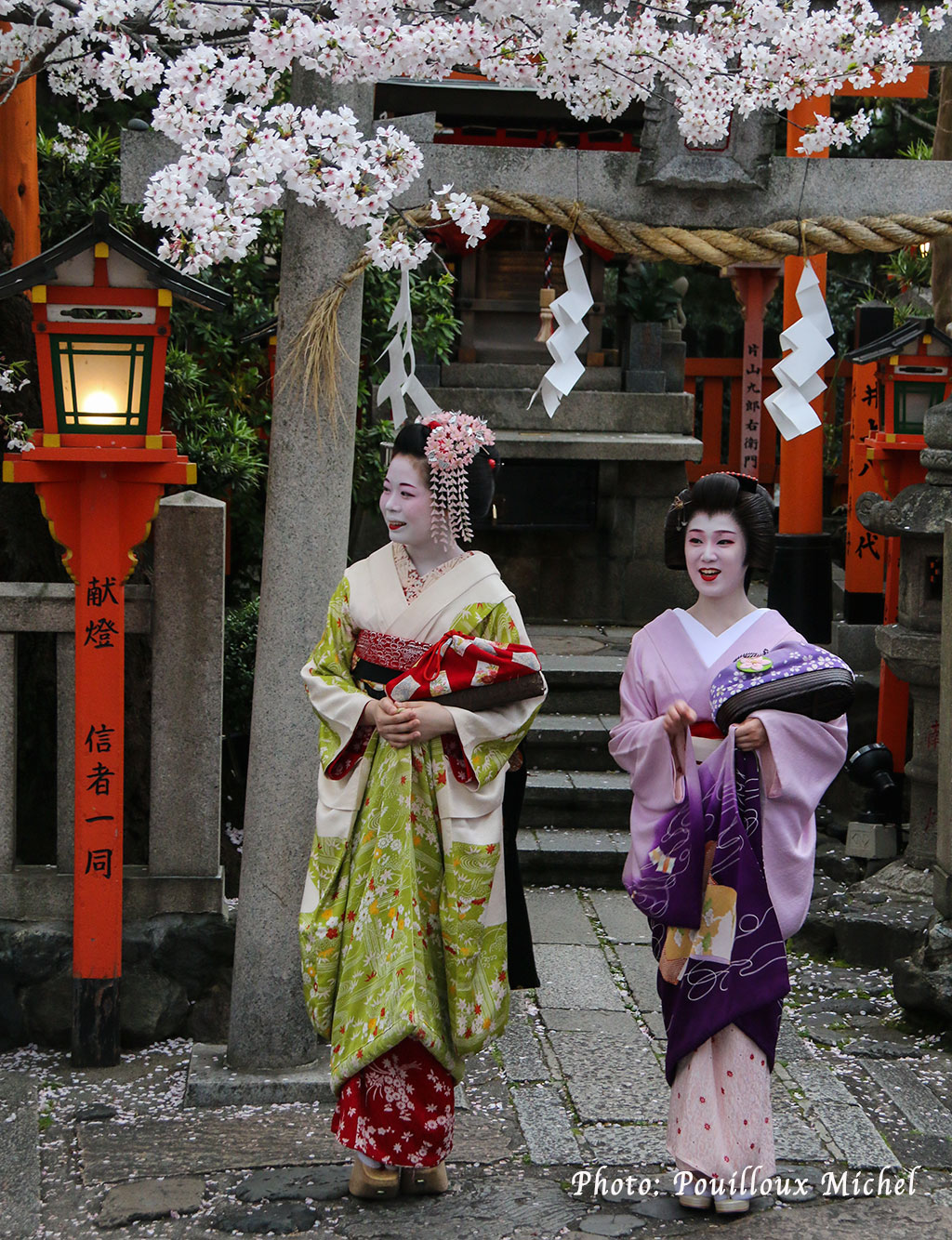 Une Geisha (à droite dans l'image) et une Mayko (apprentie geisha), Kyoto