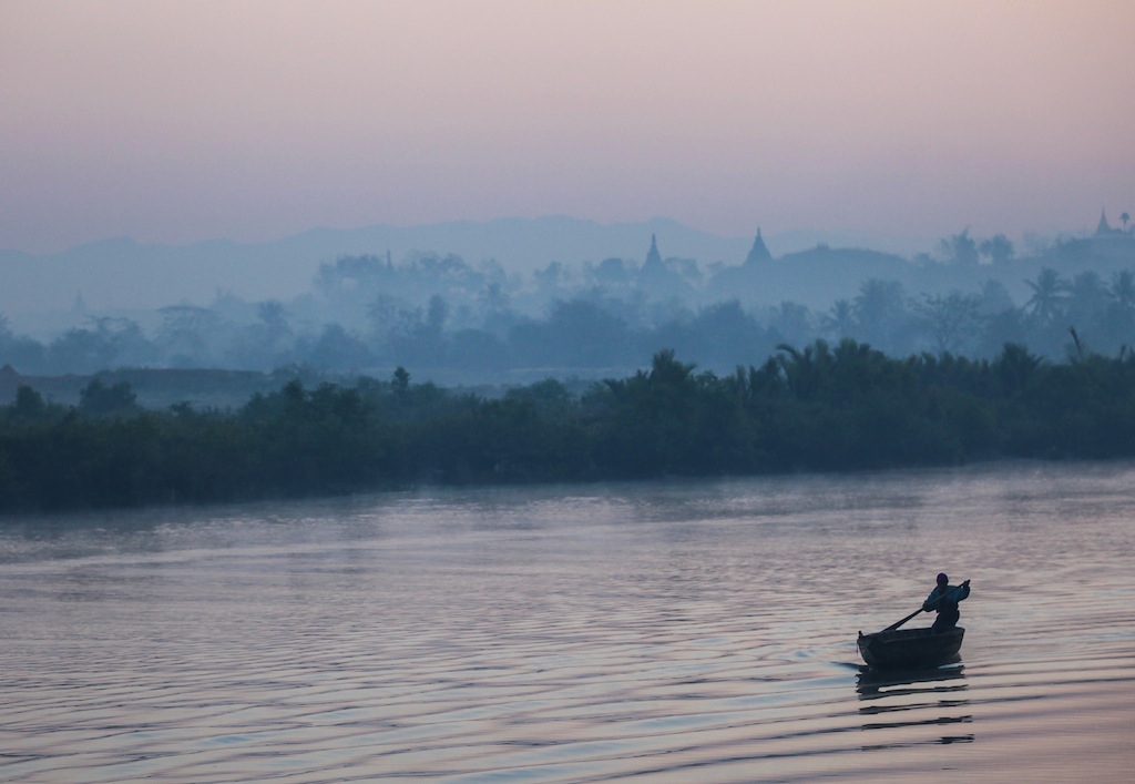 Lever du soleil sur la plaine de Mrauk-U