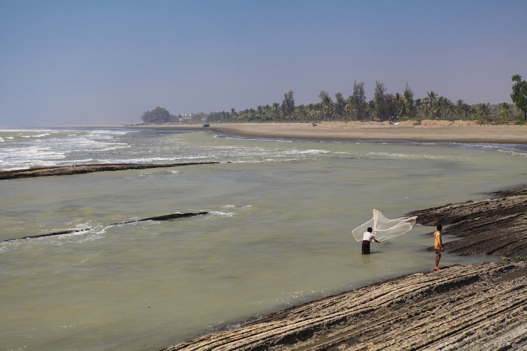 Pêcheur à l'épervier au bord du golfe du Bengale