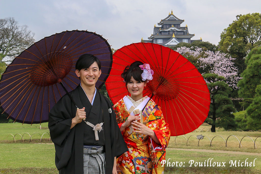 Jeunes mariés devant le Château d'Okayama