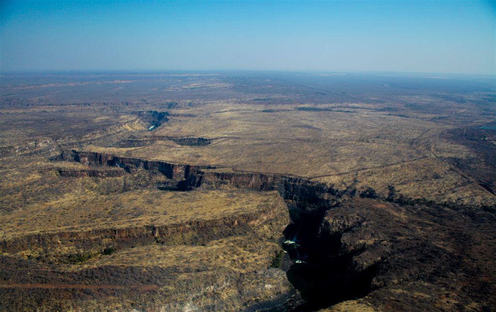 En aval des chutes, les gorges de Zambèze