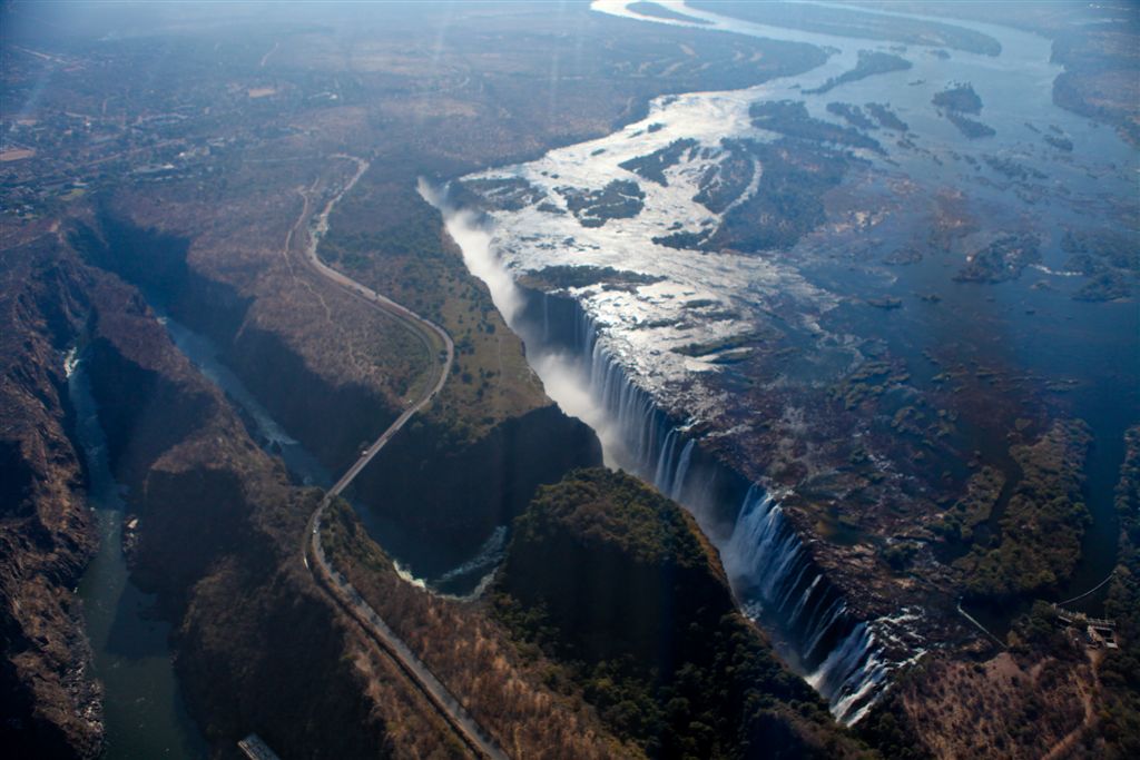 Vue d'ensemble des chutes, le pont marque la frontière avec la Zambie