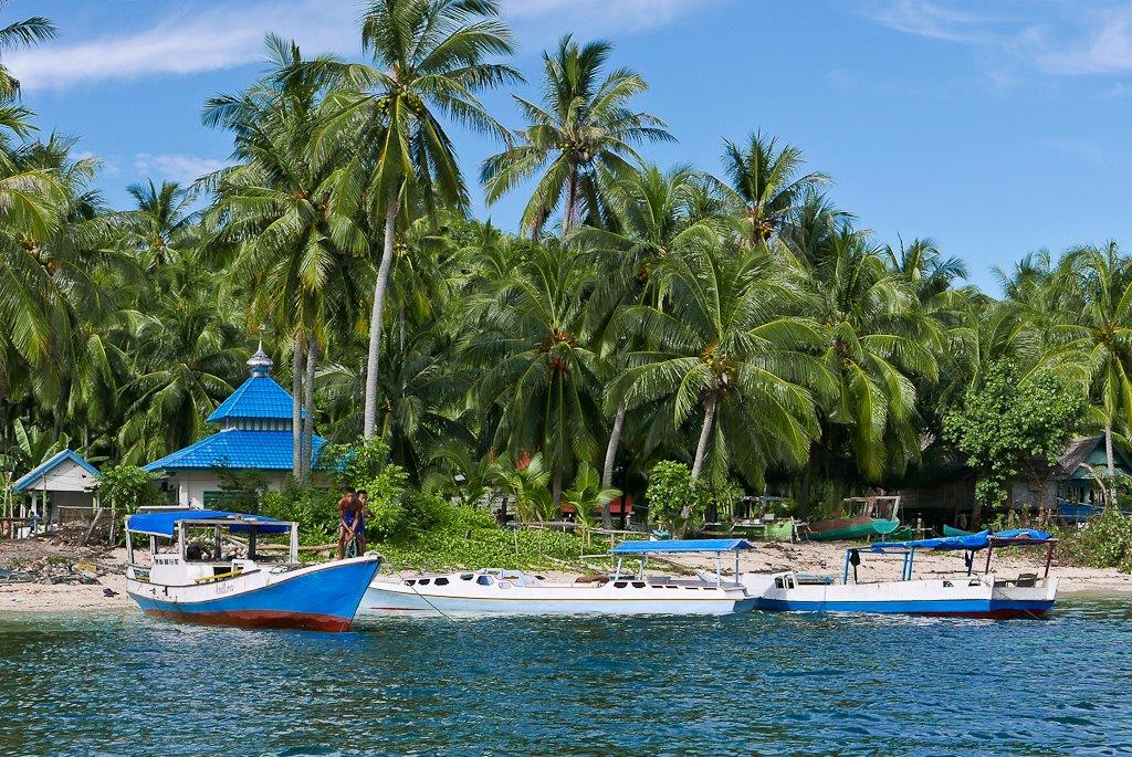 Arrivée au village de Tanjung, côte Ouest de Bembe