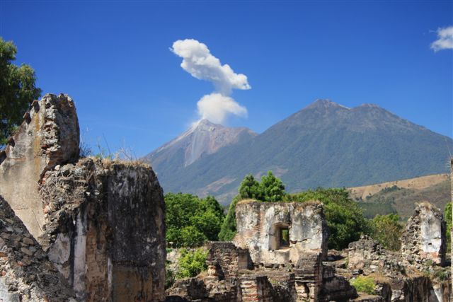 Explosion du volcan Fuego - Antigua, joyau colonial