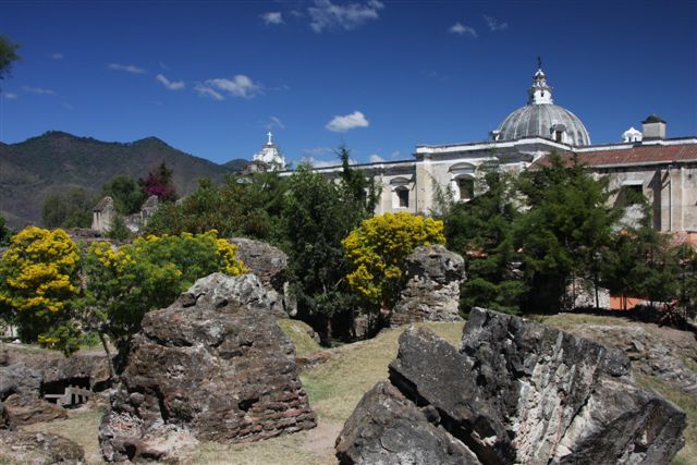 Les jardins de l'église San Francisco - Antigua, joyau colonial