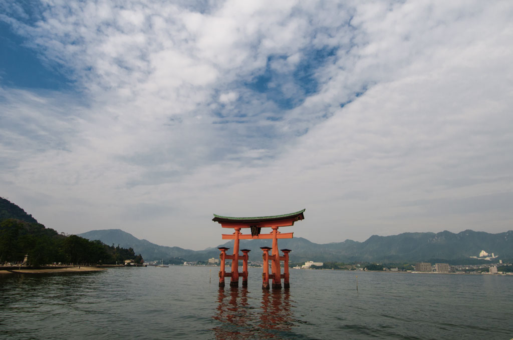 Le Torii flottant menant au Sanctuaire de Istukushima à Miyajima