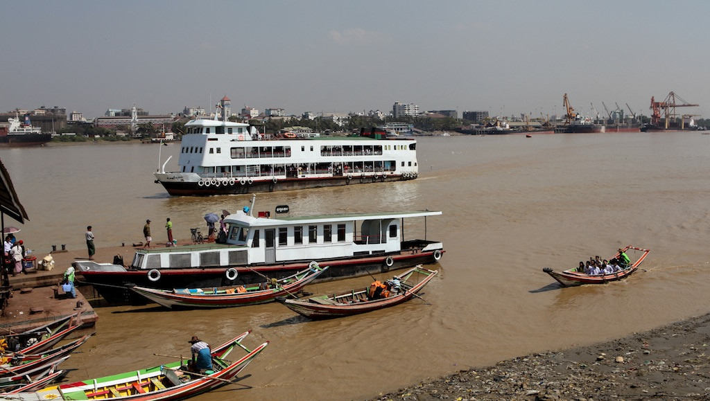 Ferry pour traverser le fleuve de Rangoon