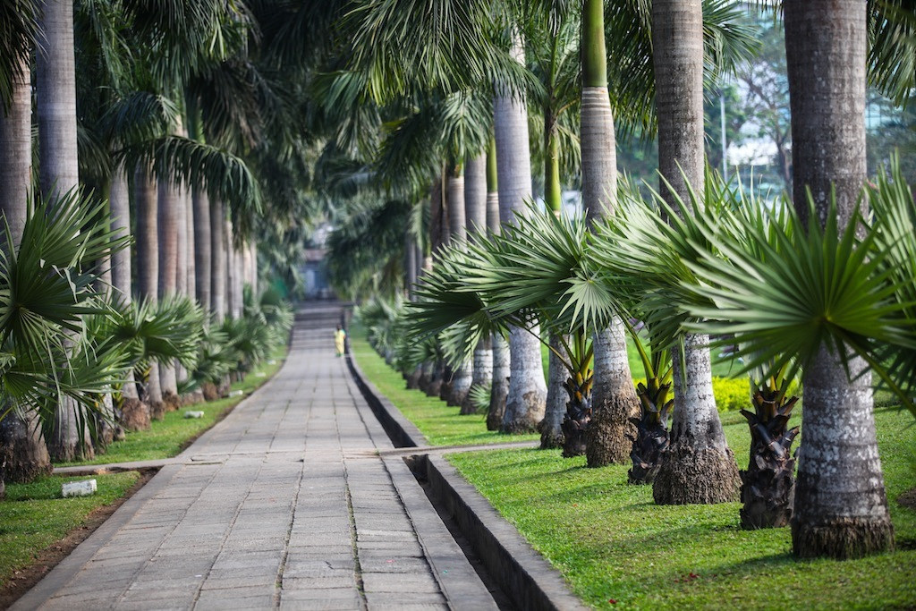 Jardin public sur les rives du lac Inya