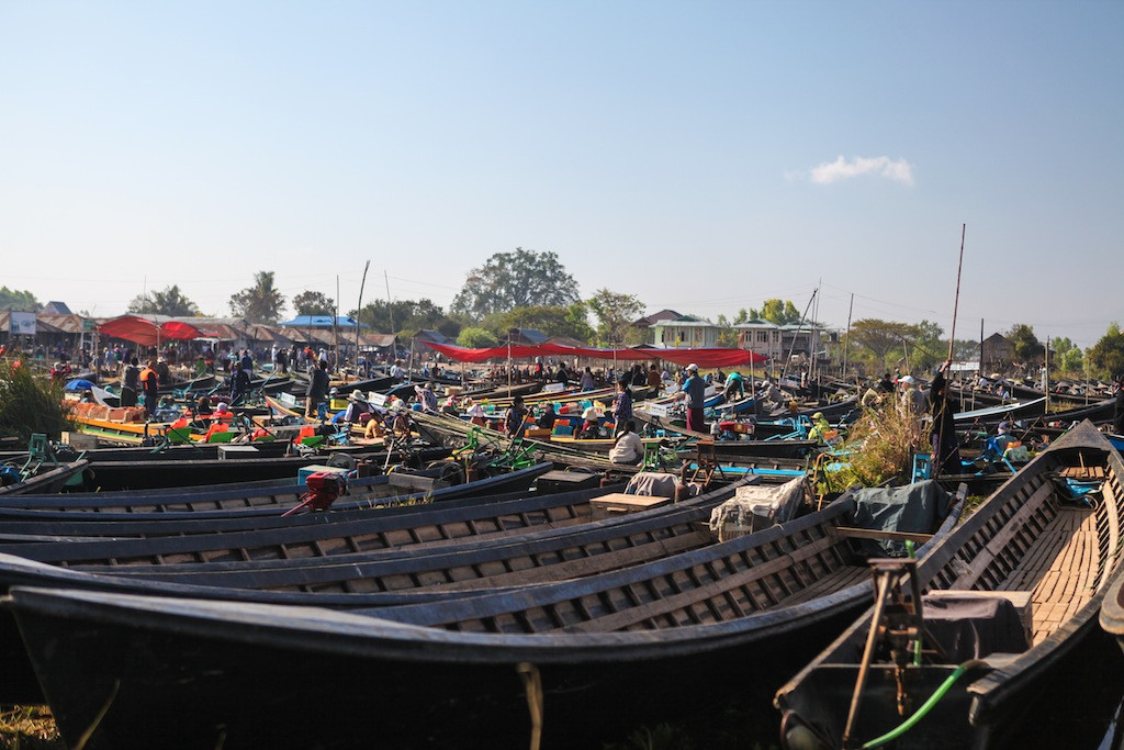 Embouteillage devant le marché de Nampan