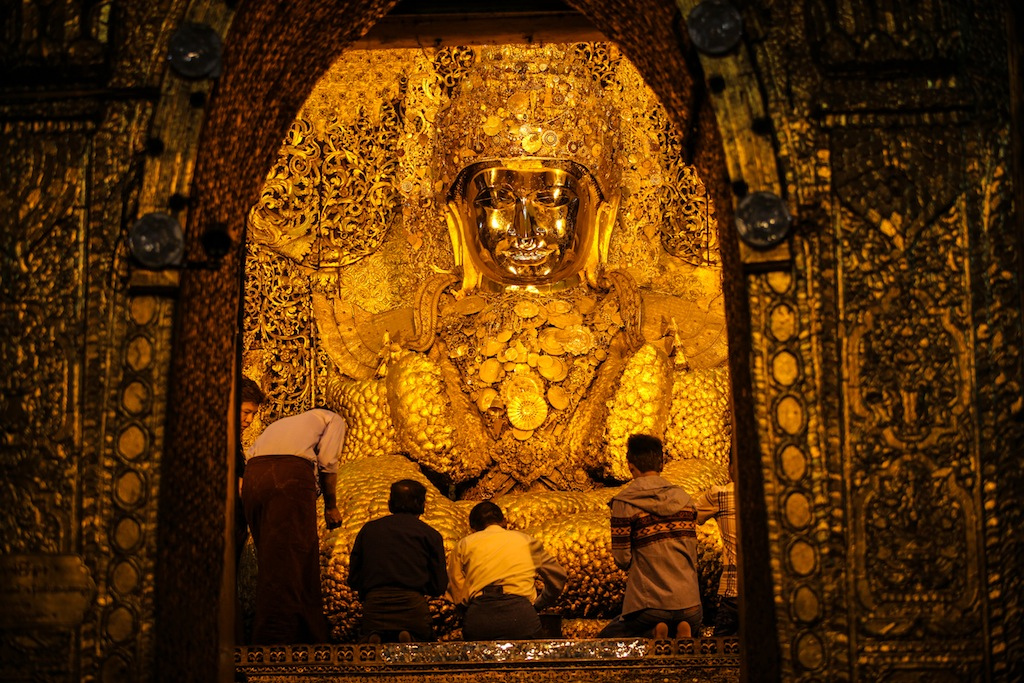  Le grand Bouddha dans le monastère de Mahamuni