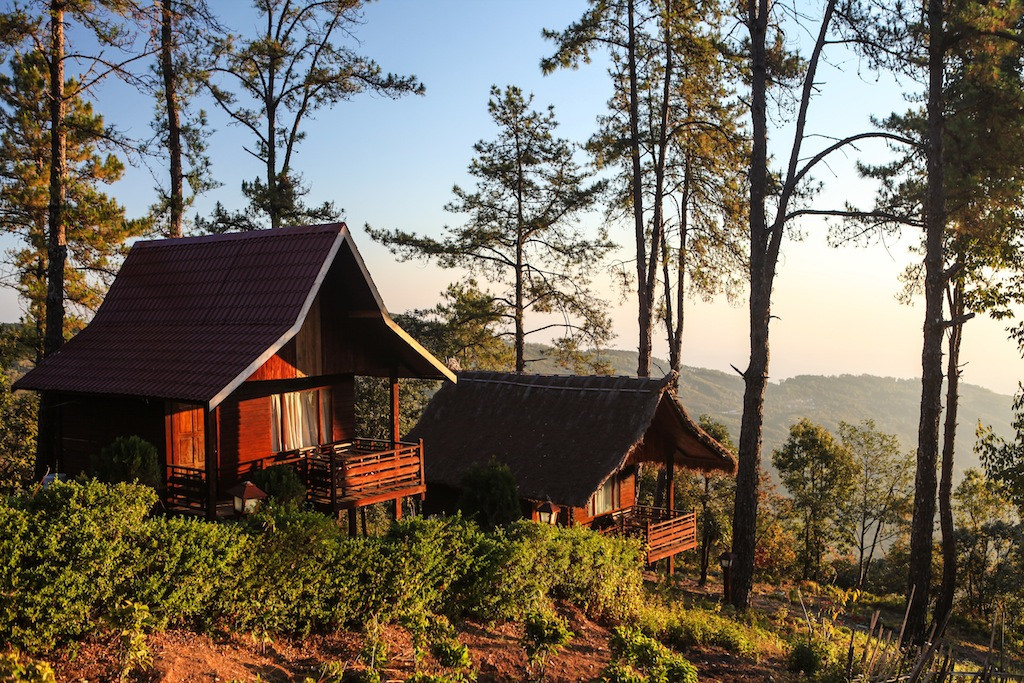 Lever du soleil sur des bungalows du lodge