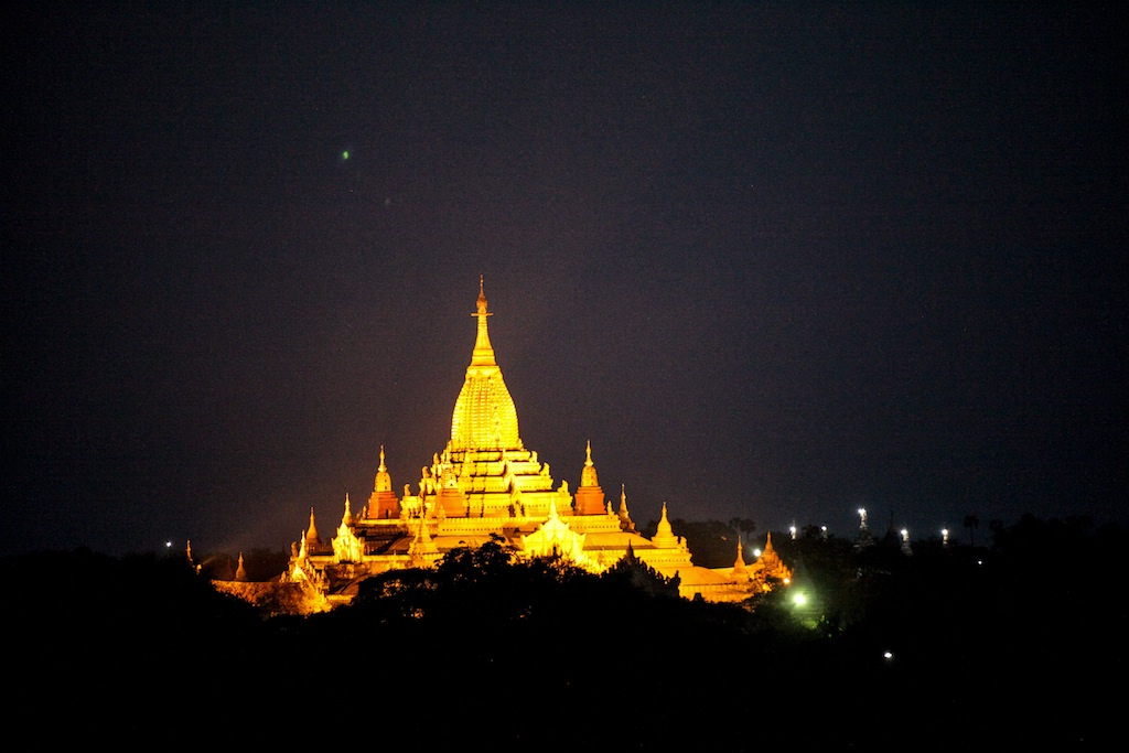 5h45 du matin, depuis les terrasses supérieures de Shwe San Daw, le temple Ananda