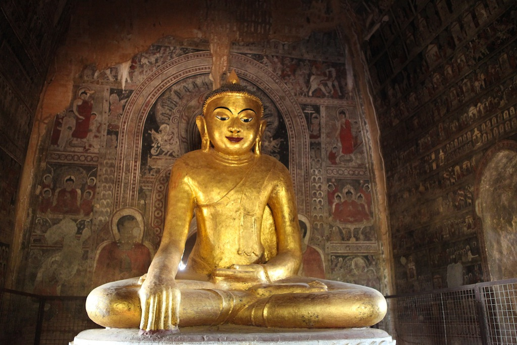  Dans le temple rempli de fresques de Law Ka Htai Pan