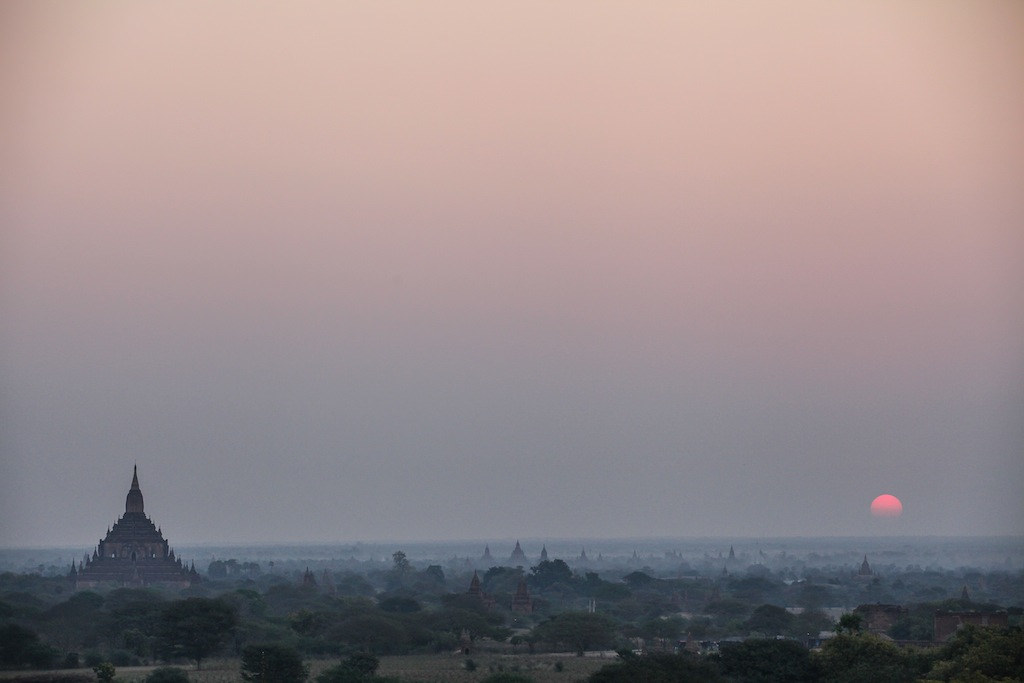  6h37 du matin, lever du soleil avec le profil de Sulamani Patho, le Mt St Michel local