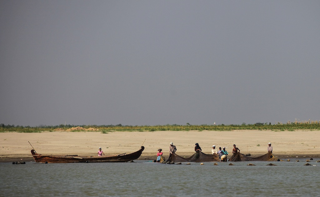 Scènes de pêche sur les rives de l'Irrawady