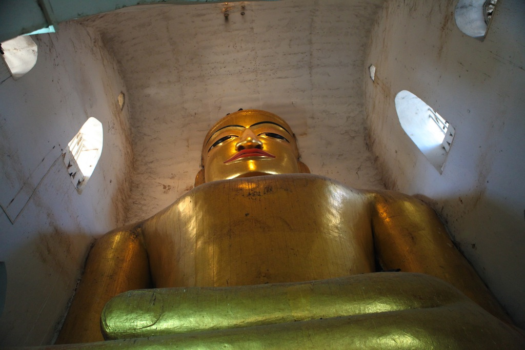 L'énorme Bouddha assis de Manuha