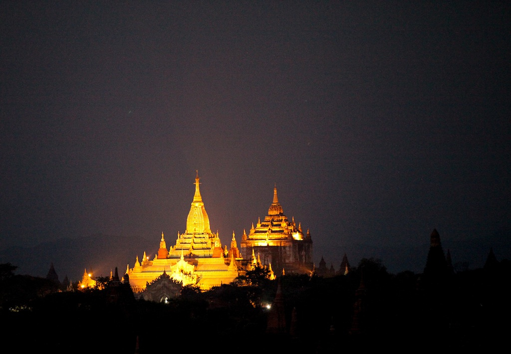 6h00 du matin, le temple d'Ananda est bien illuminé